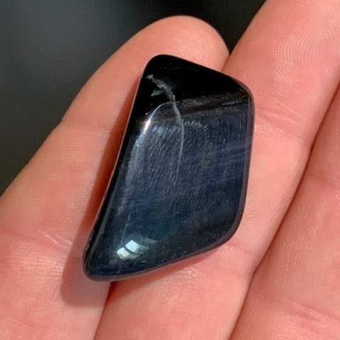 Oeil de faucon ou Oeil de tigre bleu - Pierre roulée - 37 x 22 x 16 mm - 14 gr.