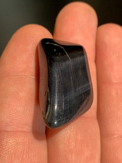 Oeil de faucon ou Oeil de tigre bleu - Pierre roulée - 37 x 22 x 16 mm - 14 gr.