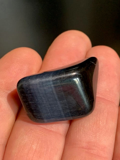 Oeil de faucon ou Oeil de tigre bleu - Pierre roulée - 37 x 22 x 16 mm - 14 gr.