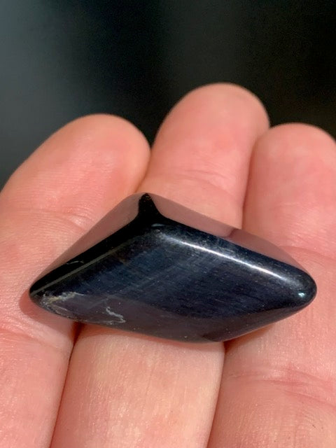 Oeil de faucon ou Oeil de tigre bleu - Pierre roulée - 37 x 22 x 16 mm - 14 gr.