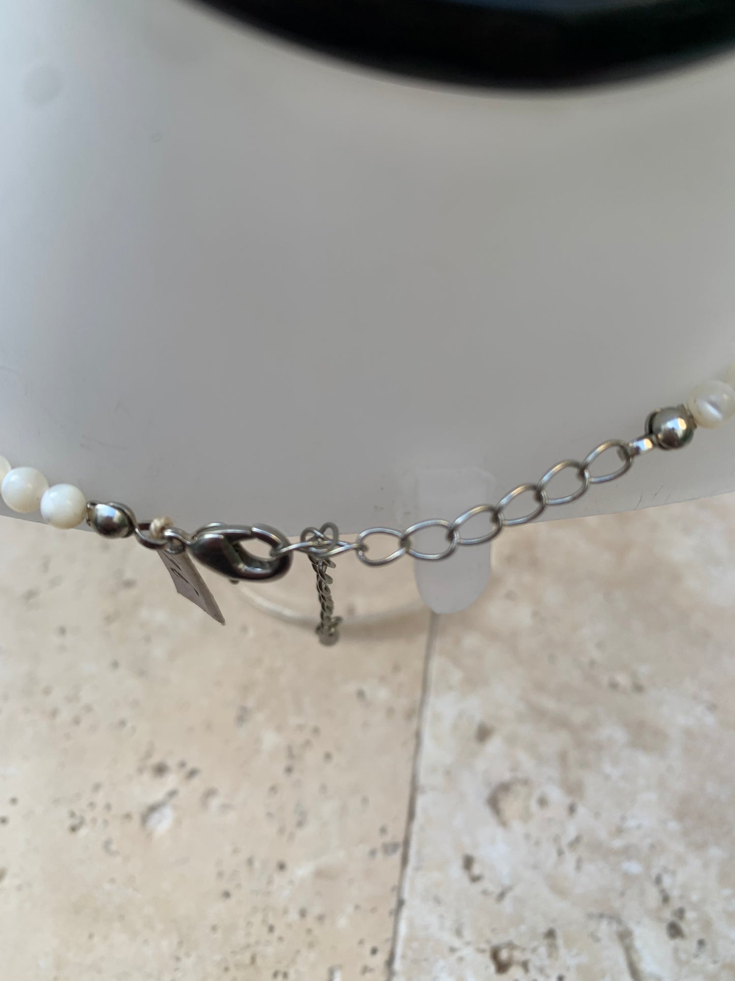 Perle de culture, 'collier/ chute de perle', de forme ronde de 4 à 10 millimètres de diamètre. 44 centimètres de longueur + 4 cm de rajout en chaînette. Fermoir de type 'mousqueton'. Très belle pièce !
