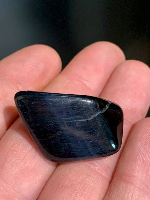 Oeil de faucon ou Oeil de tigre bleu - Pierre roulée - 37 x 22 x 16 mm - 14 gr.