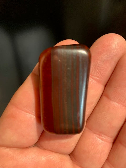 Œil de fer – Pierre roulée – 45 x 25 x 11 mm – 26 gr.