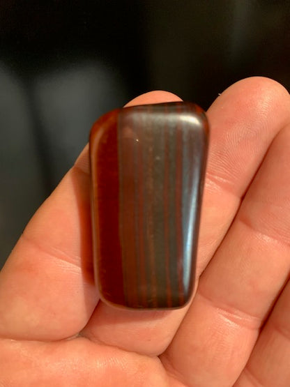 Œil de fer – Pierre roulée – 45 x 25 x 11 mm – 26 gr.