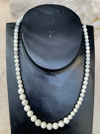 Howlite, 'collier/ chute de perle', de forme ronde de 4 à 10 mm - 44 cm + 4 cm de rajout en chaînette. Fermoir 'mousqueton'. Très belle pièce !