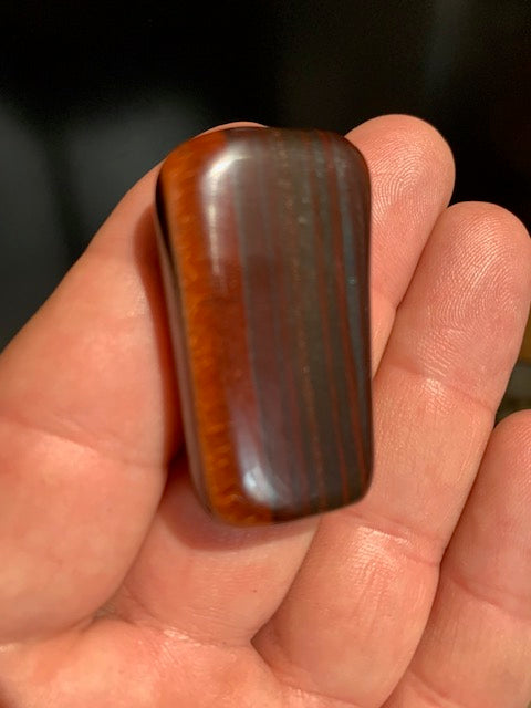 Œil de fer – Pierre roulée – 45 x 25 x 11 mm – 26 gr.