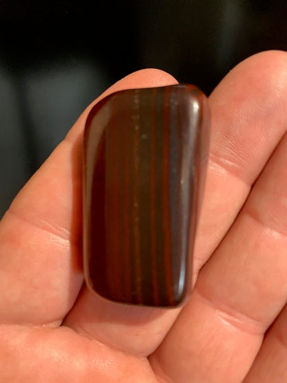 Œil de fer – Pierre roulée – 45 x 25 x 11 mm – 26 gr.