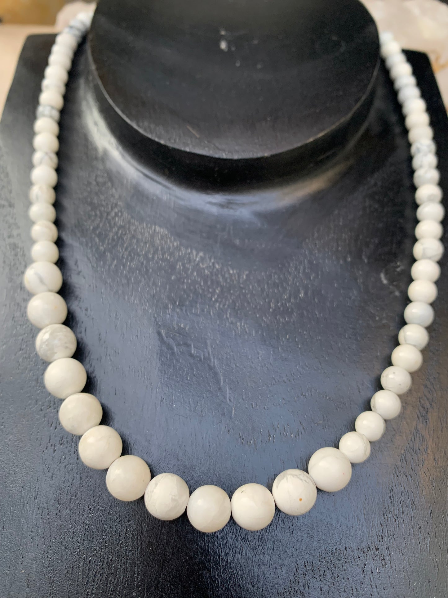 Howlite, 'collier/ chute de perle', de forme ronde de 4 à 10 mm - 44 cm + 4 cm de rajout en chaînette. Fermoir 'mousqueton'. Très belle pièce !