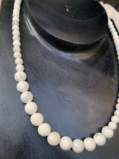 Howlite, 'collier/ chute de perle', de forme ronde de 4 à 10 mm - 44 cm + 4 cm de rajout en chaînette. Fermoir 'mousqueton'. Très belle pièce !