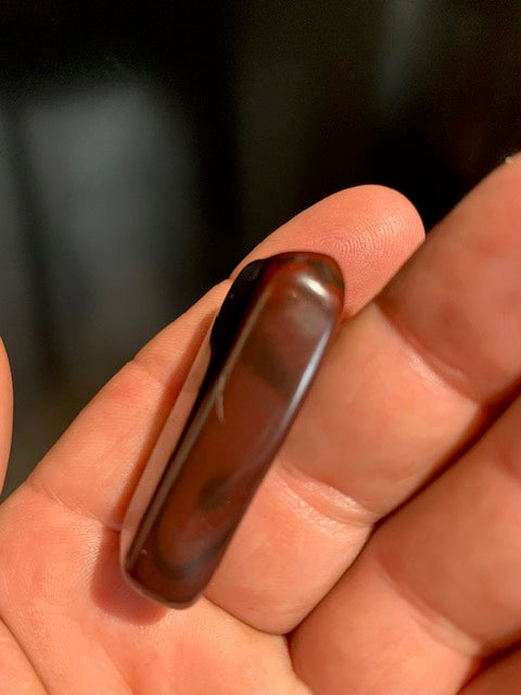 Œil de fer – Pierre roulée – 45 x 25 x 11 mm – 26 gr.