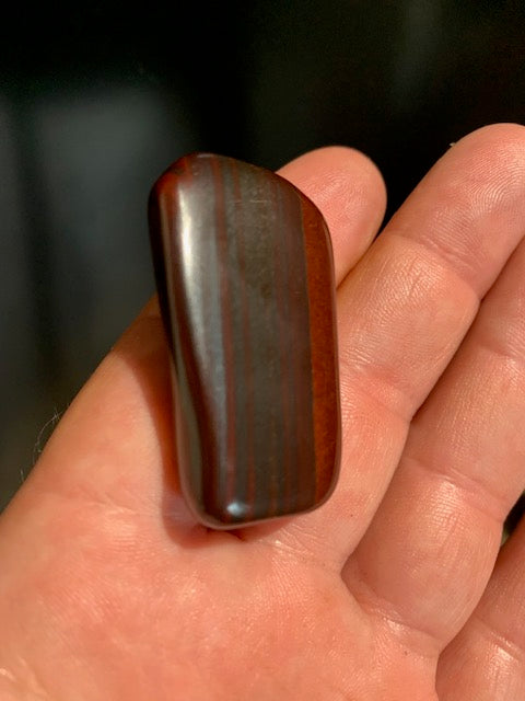 Œil de fer – Pierre roulée – 45 x 25 x 11 mm – 26 gr.
