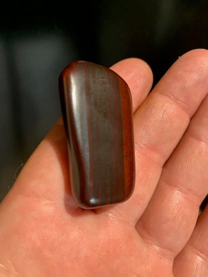 Œil de fer – Pierre roulée – 45 x 25 x 11 mm – 26 gr.