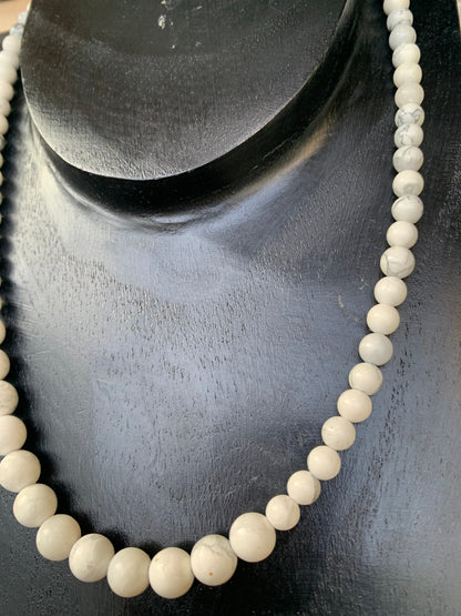 Howlite, 'collier/ chute de perle', de forme ronde de 4 à 10 mm - 44 cm + 4 cm de rajout en chaînette. Fermoir 'mousqueton'. Très belle pièce !