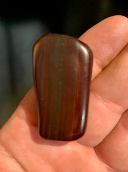 Œil de fer – Pierre roulée – 45 x 25 x 11 mm – 26 gr.