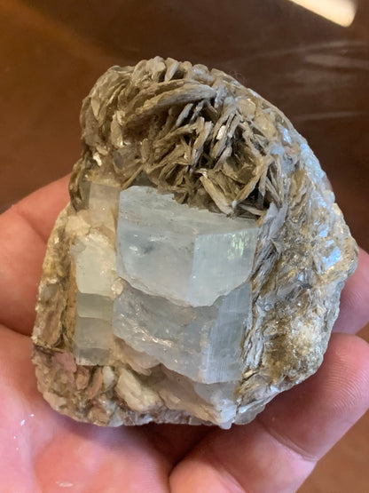 Aigue-marine avec Muscovite, superbe pièce de 70 x 60 x 50 mm en moyenne - 229 grammes environ !