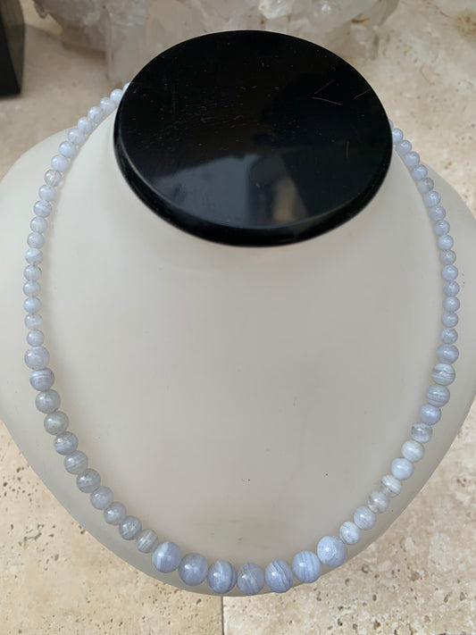 Agate Blue Lace, 'collier/ chute de perle' de 4 à 10 mm de diamètre. 42 cm de long+ 4 cm de rajout !