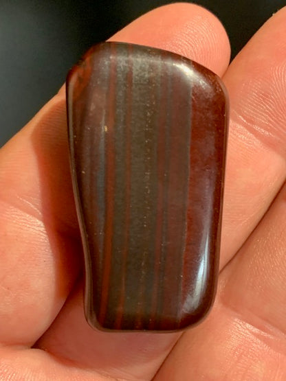 Œil de fer – Pierre roulée – 45 x 25 x 11 mm – 26 gr.