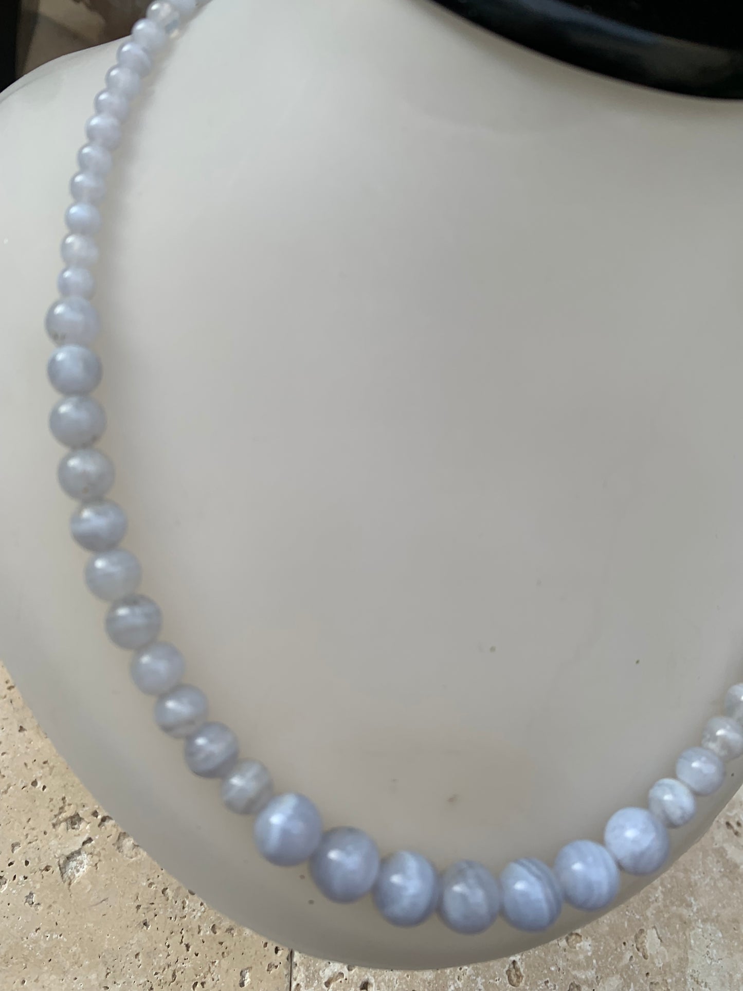 Agate Blue Lace, 'collier/ chute de perle' de 4 à 10 mm de diamètre. 42 cm de long+ 4 cm de rajout !