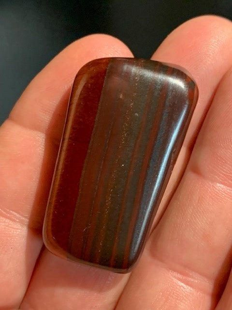 Œil de fer – Pierre roulée – 45 x 25 x 11 mm – 26 gr.