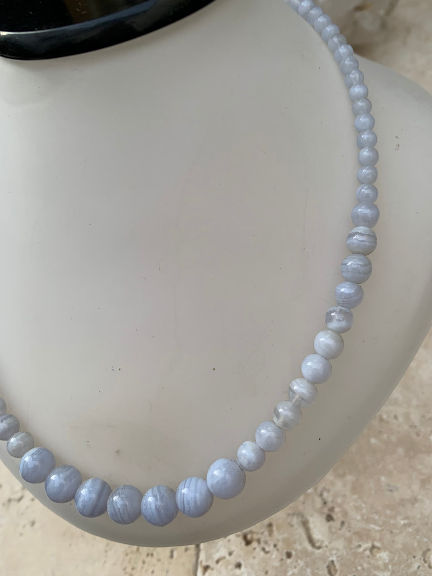 Agate Blue Lace, 'collier/ chute de perle' de 4 à 10 mm de diamètre. 42 cm de long+ 4 cm de rajout !