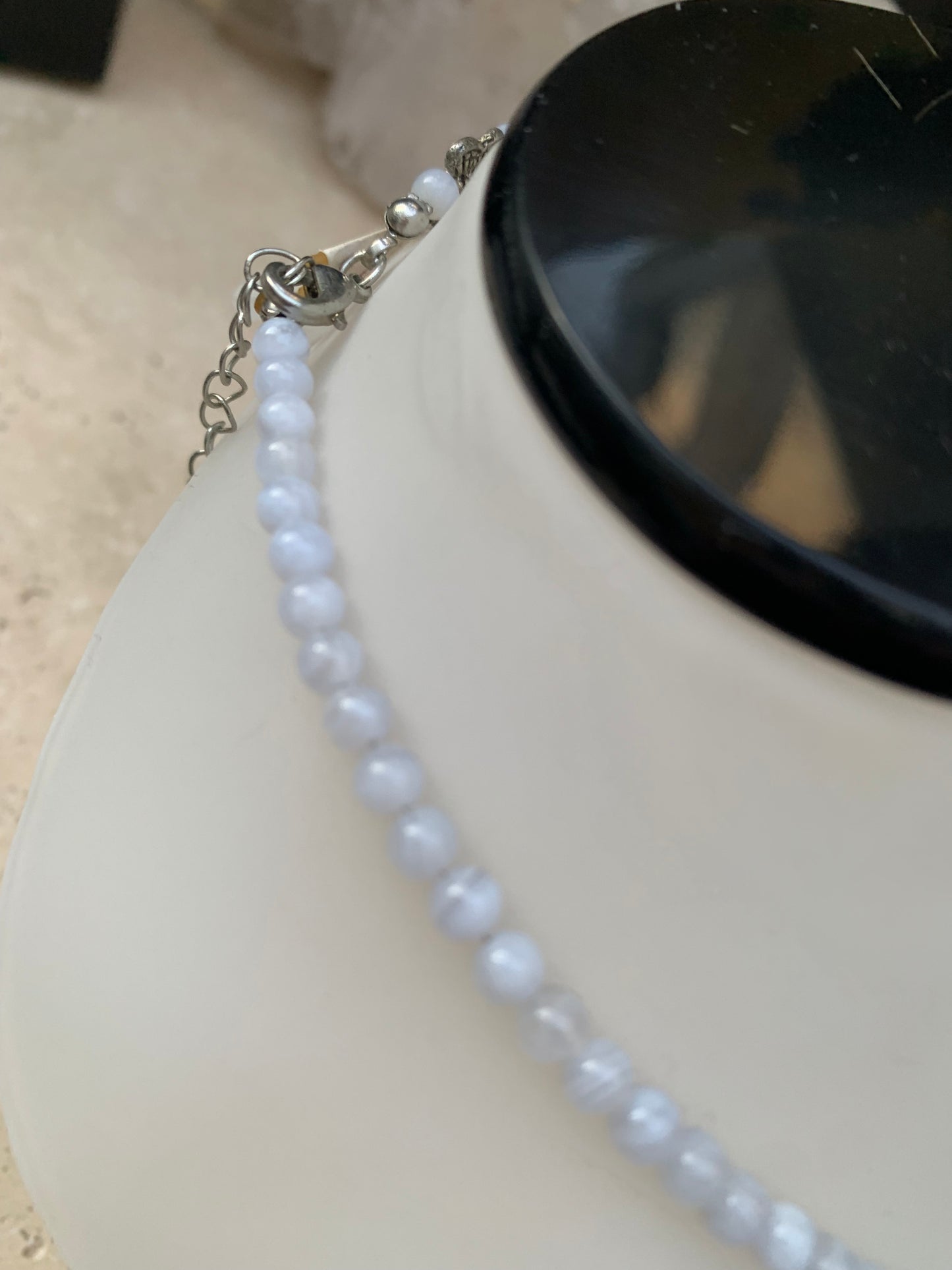 Agate Blue Lace, 'collier/ chute de perle' de 4 à 10 mm de diamètre. 42 cm de long+ 4 cm de rajout !