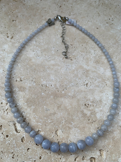 Agate Blue Lace, 'collier/ chute de perle' de 4 à 10 mm de diamètre. 42 cm de long+ 4 cm de rajout !
