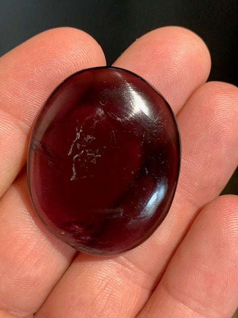 Fluorite ou Fluorine violette - Galet/ Pierre plate - 40 x 33 x 9 mm / 21,7 gr.