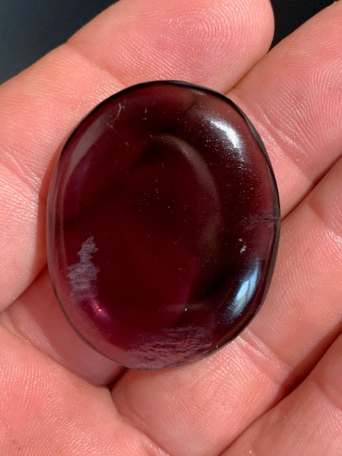 Fluorite ou Fluorine violette - Galet/ Pierre plate - 40 x 33 x 9 mm / 21,7 gr.