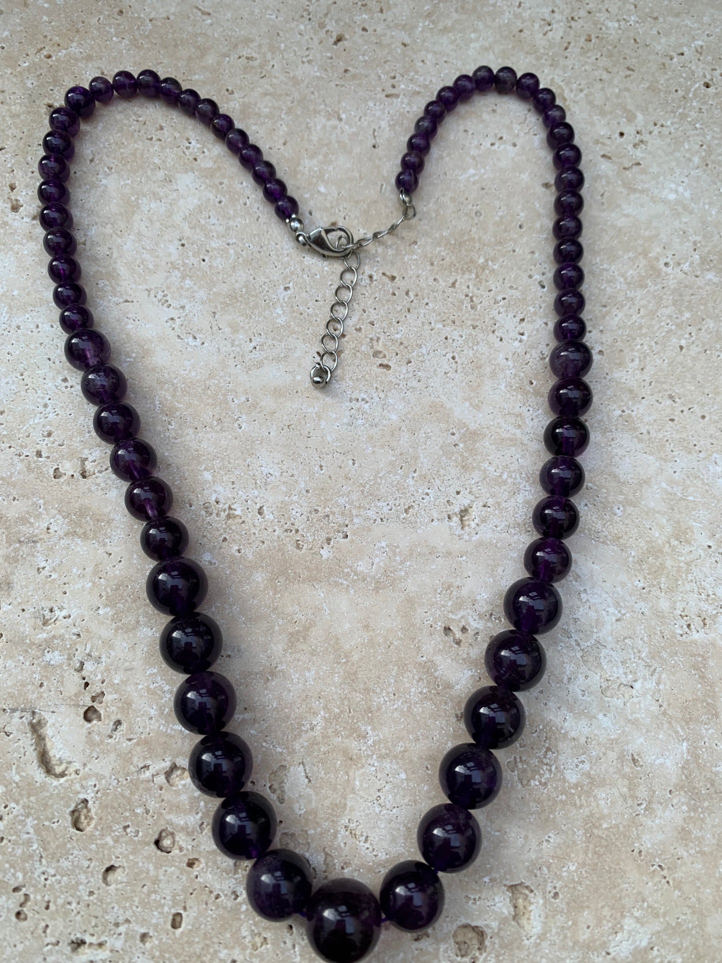 Améthyste – Collier en chute de perles rondes 4 à 10 mm • Longueur 50 cm + 4 cm de chaînette • Fermoir mousqueton. Très belle pièce !