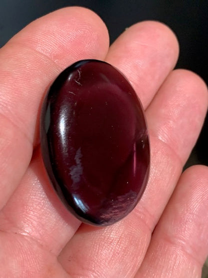 Fluorite ou Fluorine violette - Galet/ Pierre plate - 40 x 33 x 9 mm / 21,7 gr.