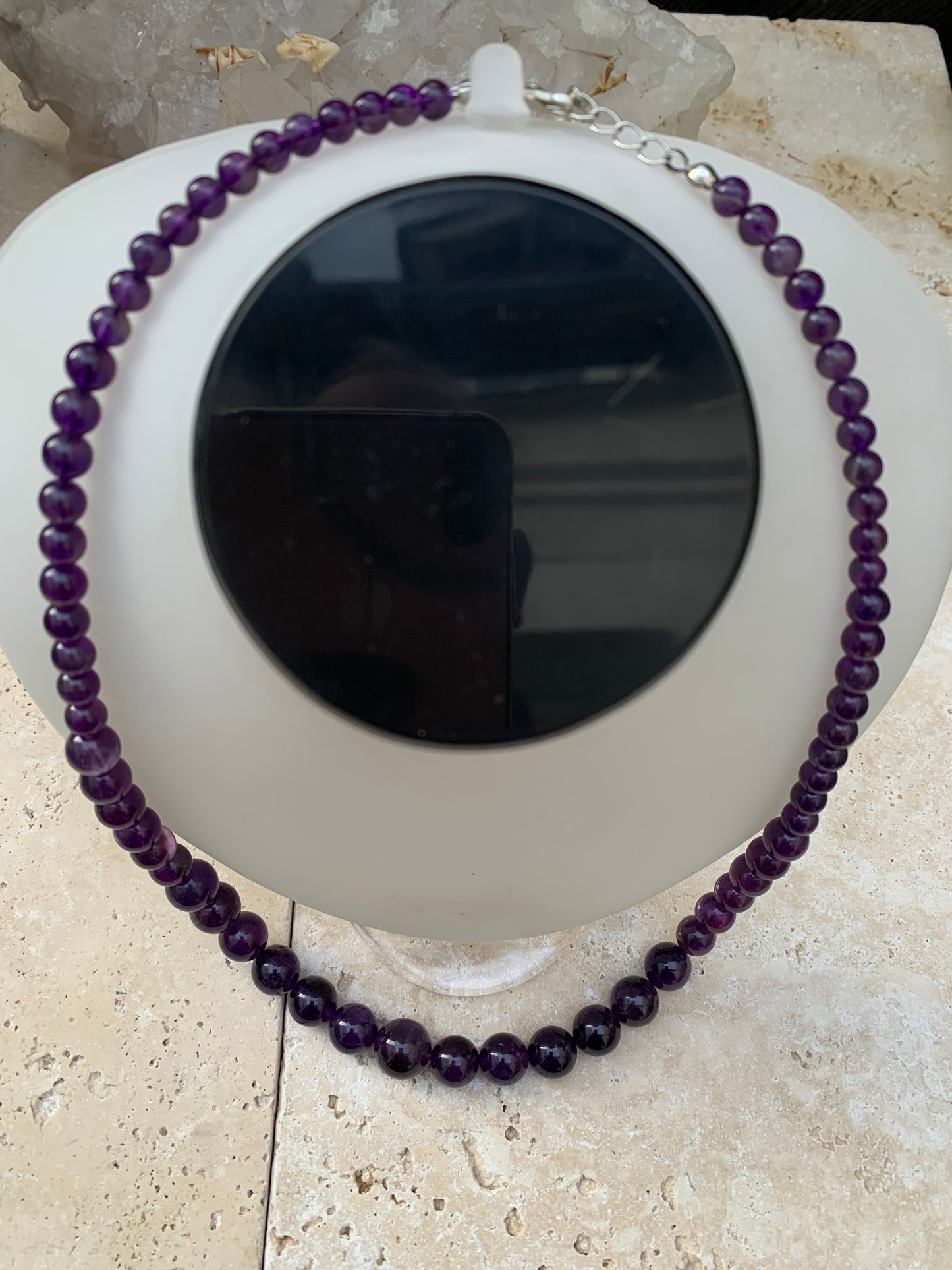 Améthyste – Collier en chute de perles rondes 4 à 10 mm • Longueur 50 cm + 4 cm de chaînette • Fermoir mousqueton. Très belle pièce !