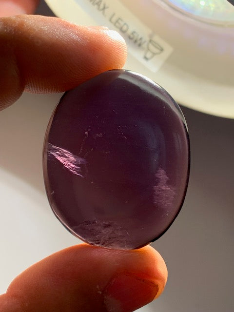 Fluorite ou Fluorine violette - Galet/ Pierre plate - 40 x 33 x 9 mm / 21,7 gr.