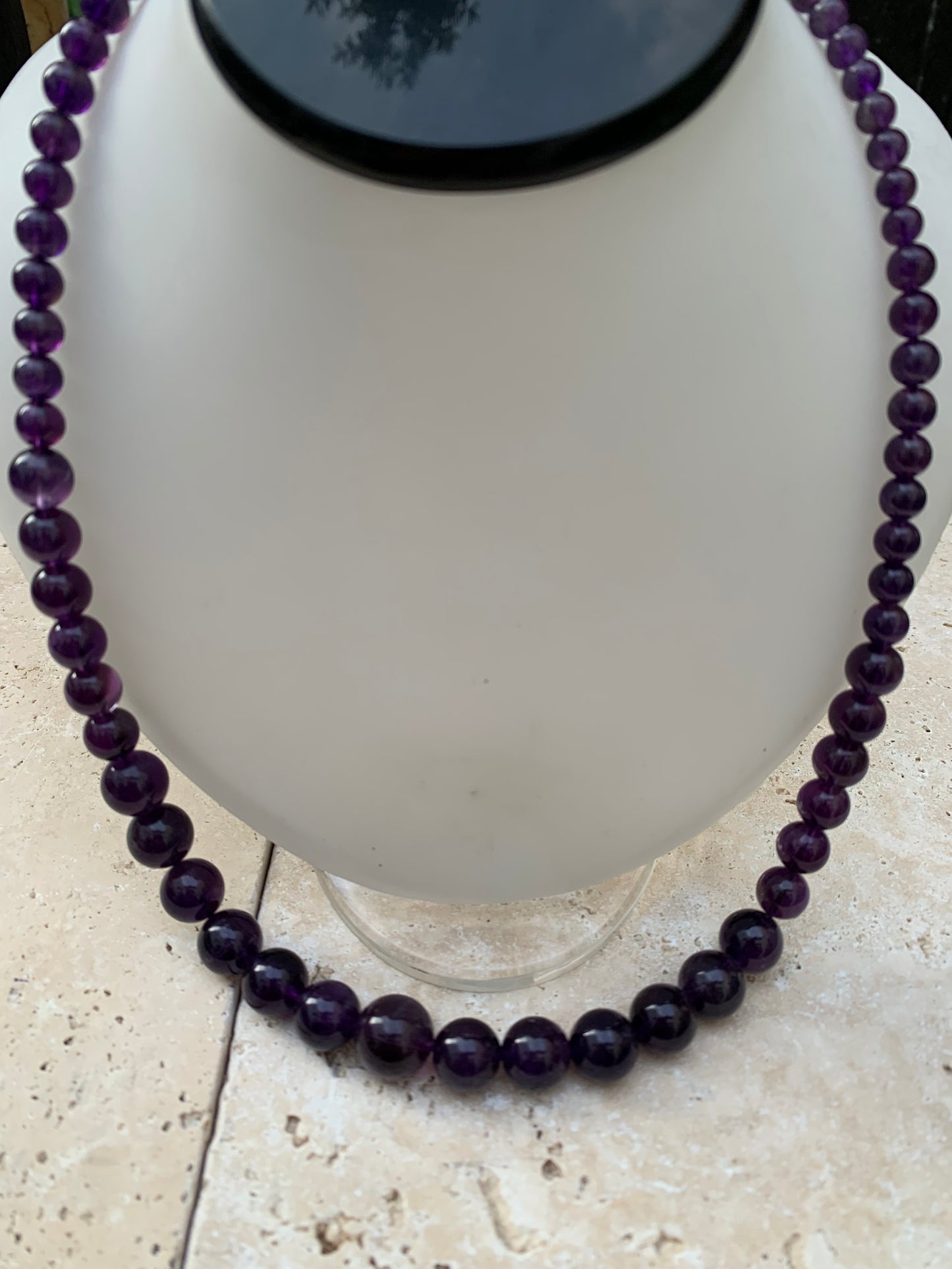 Améthyste – Collier en chute de perles rondes 4 à 10 mm • Longueur 50 cm + 4 cm de chaînette • Fermoir mousqueton. Très belle pièce !