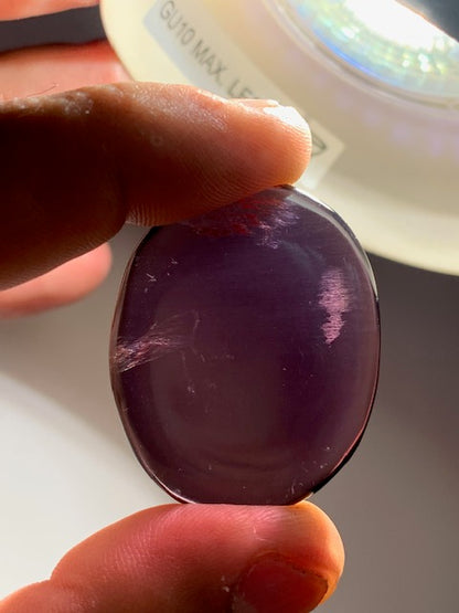 Fluorite ou Fluorine violette - Galet/ Pierre plate - 40 x 33 x 9 mm / 21,7 gr.