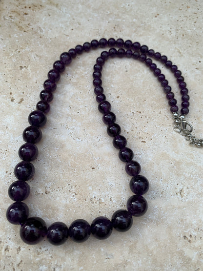 Améthyste – Collier en chute de perles rondes 4 à 10 mm • Longueur 50 cm + 4 cm de chaînette • Fermoir mousqueton. Très belle pièce !
