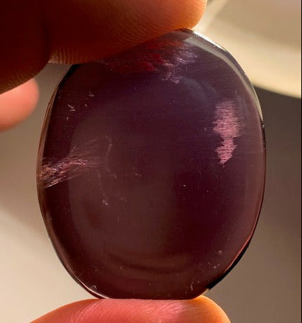 Fluorite ou Fluorine violette - Galet/ Pierre plate - 40 x 33 x 9 mm / 21,7 gr.
