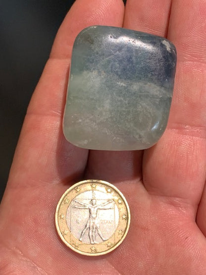 Fluorite ou Fluorine bleue - Pierre roulée - 35 x 30 x 27 mm / 60 grammes