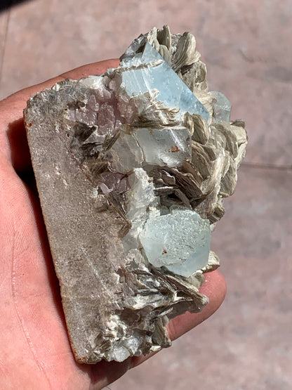 Aigue-marine avec Muscovite, superbe pièce de 100 x 60 x 55 mm en moyenne - 349 grammes !