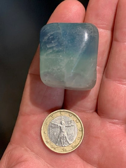 Fluorite ou Fluorine bleue - Pierre roulée - 35 x 30 x 27 mm / 60 grammes