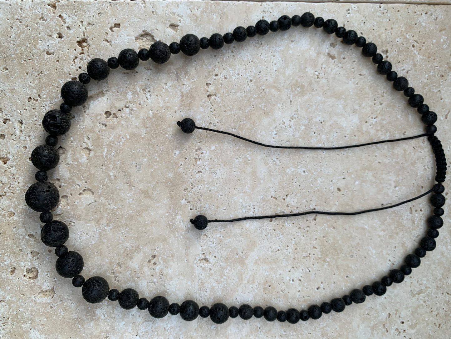 Pierre de lave, 'collier/ chute de perle', de forme ronde de 4 à 10 mm -50 cm. Fermeture coullissante. très belle pièce !