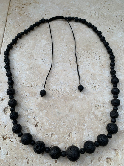 Pierre de lave, 'collier/ chute de perle', de forme ronde de 4 à 10 mm -50 cm. Fermeture coullissante. très belle pièce !