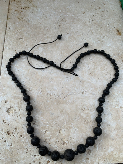 Pierre de lave, 'collier/ chute de perle', de forme ronde de 4 à 10 mm -50 cm. Fermeture coullissante. très belle pièce !