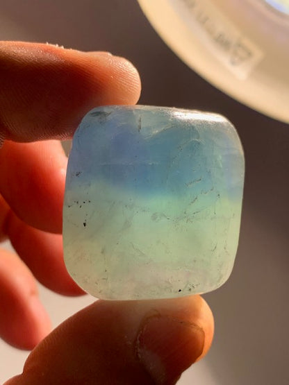 Fluorite ou Fluorine bleue - Pierre roulée - 35 x 30 x 27 mm / 60 grammes