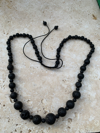 Pierre de lave, 'collier/ chute de perle', de forme ronde de 4 à 10 mm -50 cm. Fermeture coullissante. très belle pièce !