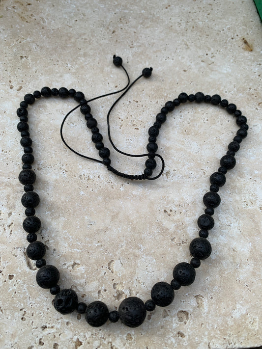 Pierre de lave, 'collier/ chute de perle', de forme ronde de 4 à 10 mm -50 cm. Fermeture coullissante. très belle pièce !