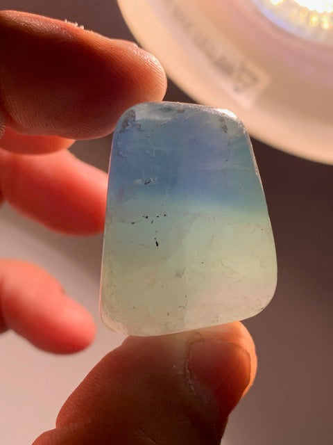 Fluorite ou Fluorine bleue - Pierre roulée - 35 x 30 x 27 mm / 60 grammes