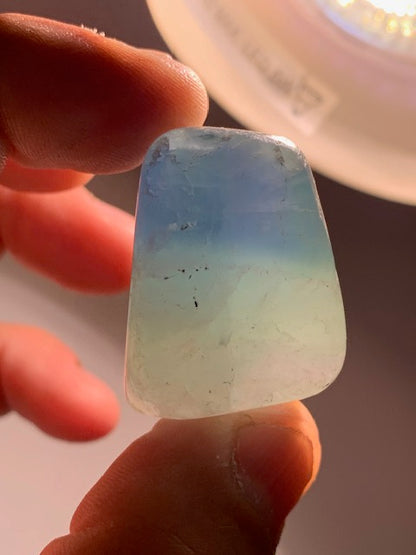 Fluorite ou Fluorine bleue - Pierre roulée - 35 x 30 x 27 mm / 60 grammes