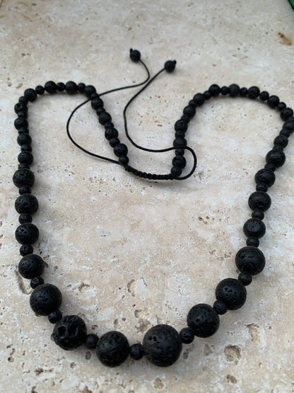 Pierre de lave, 'collier/ chute de perle', de forme ronde de 4 à 10 mm -50 cm. Fermeture coullissante. très belle pièce !