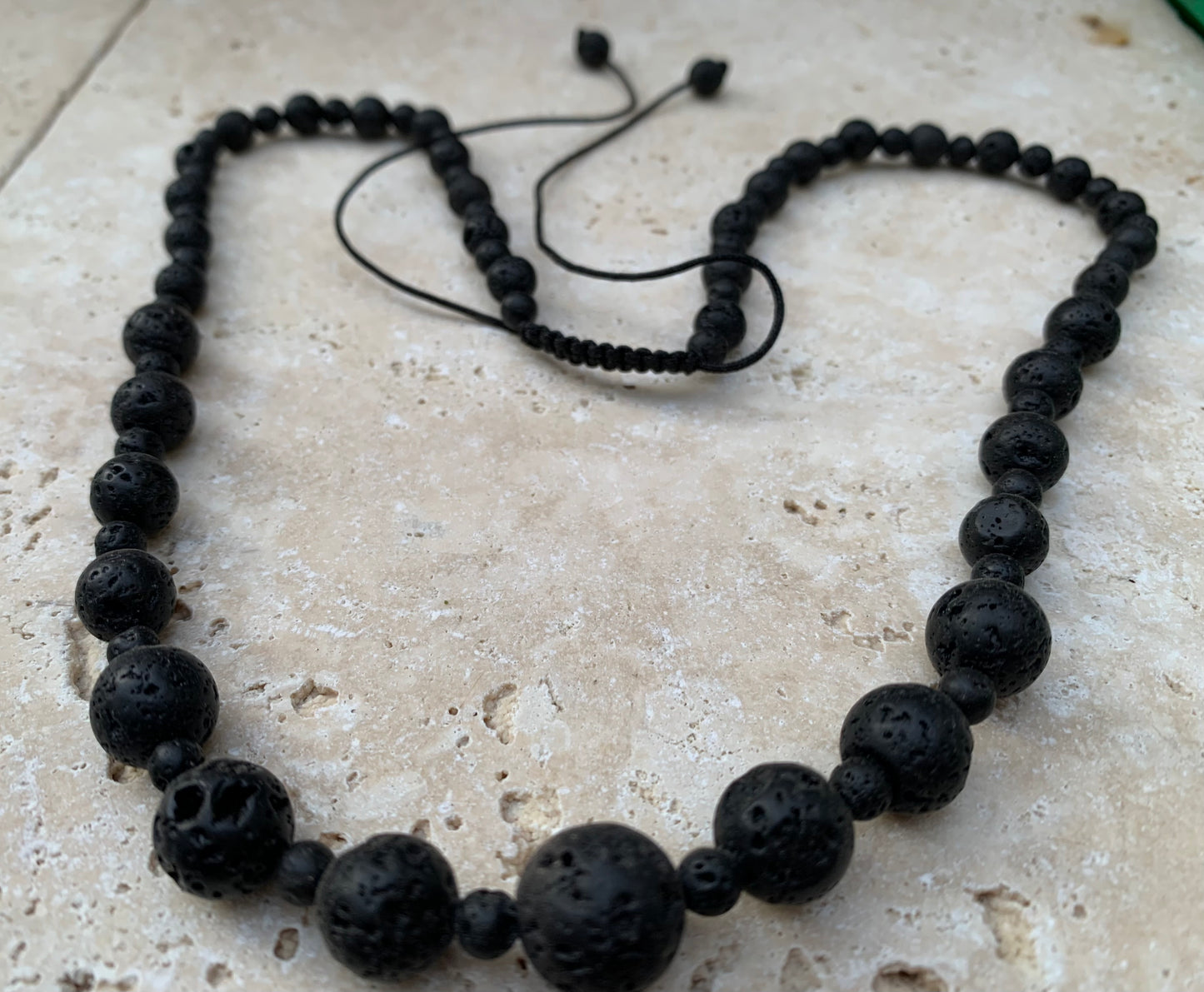 Pierre de lave, 'collier/ chute de perle', de forme ronde de 4 à 10 mm -50 cm. Fermeture coullissante. très belle pièce !