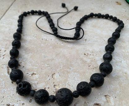Pierre de lave, 'collier/ chute de perle', de forme ronde de 4 à 10 mm -50 cm. Fermeture coullissante. très belle pièce !